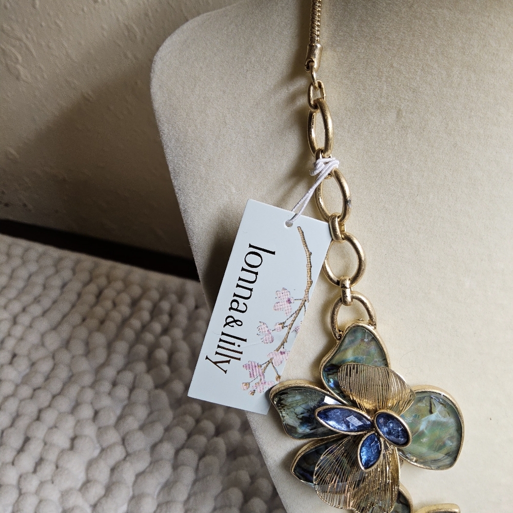 Flower Necklace - Picture 3 of 7